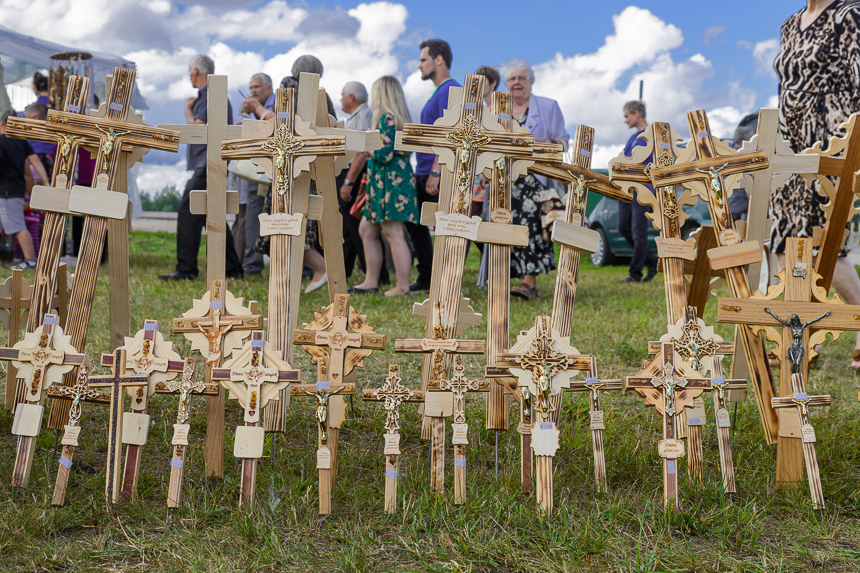 robert_rutoed_hillofcrosses_04